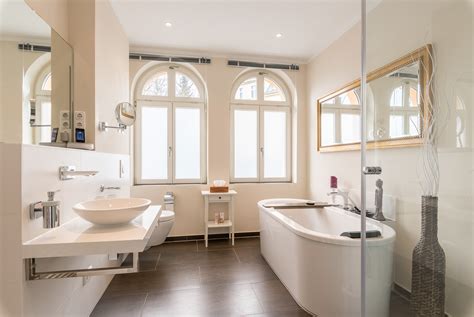 Beratung, produkte und montage inklusive. Hochmodernes Badezimmer im historischen Schloss-Ambiente ...
