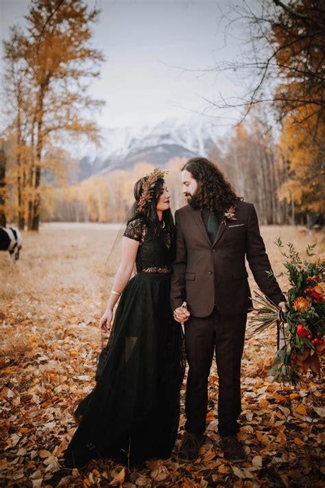 Moody Autumn Vow Renewal With An Off Beat Ceremony Backdrop ⋆ Ruffled