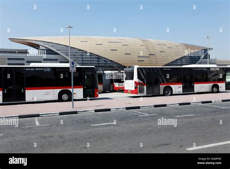 Busse Vor Der Metro Station Der Ibn Battuta Mall Dubai Vereinigte
