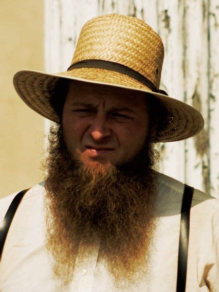 Likely, your idea of who the mennonites/amish are has been earned through tv shows, such as breaking amish, amish in the city, and amish mafia. Amish Man, avec un chapeau de paille, des bretelles et une ...