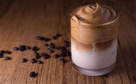 Dalam postingan ini saya akan memberikan tutorial cara membual dalgona coffee tanpa mixer. Sejarah Viral Dalgona Coffe Korea dan Cara Membuat - WAKTUBACA