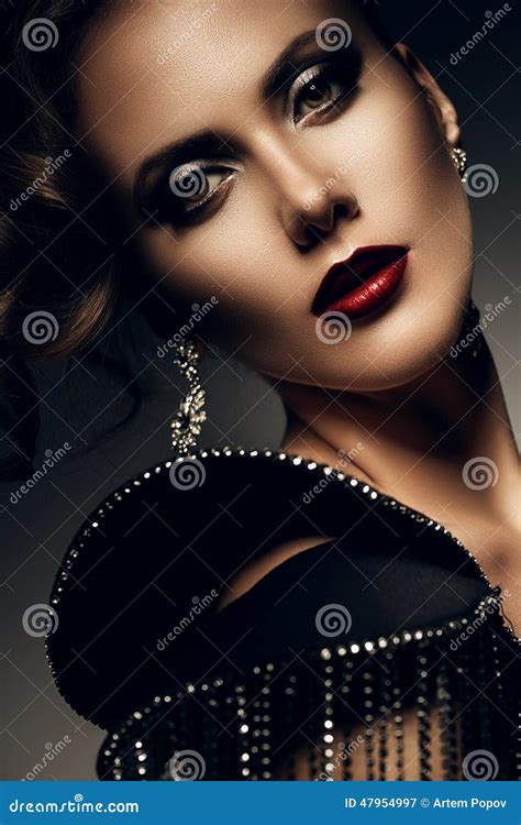Portrait Der Eleganten Frau Mit Den Roten Lippen Stockbild Bild Von