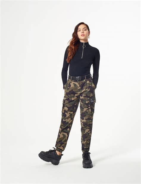 Explorez perfectionnez les tenues que vous portez hors du bureau avec notre gamme de pantalons cargo pour femme. Pantalon cargo camouflage femme • Jennyfer