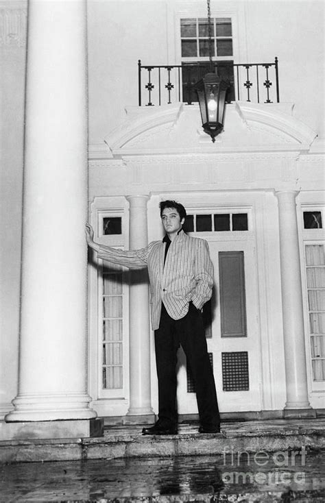 Elvis At Graceland By Bettmann