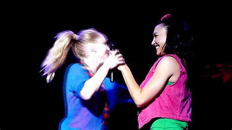 Glee Santana And Brittany Glee Videos Naya Rivera Glee Morris Dancing V Gif Heather Morris