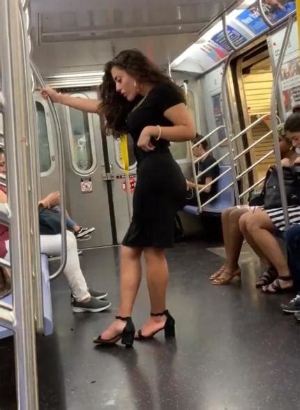Nyc Subway Riders Selfie Goes Viral For Her Confidence