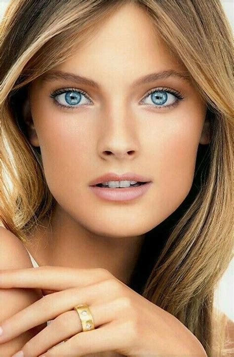 Very attractive blonde with blue eyes Portrete în Portrete