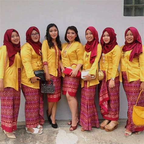 Bagi orang tua yang sibuk, saat ini tidaklah sulit untuk mendapatkan baju seragam pramuka terbaru untuk anaknya. Seragam Kebaya Untuk Bridesmaid, Keluarga Pengantin ...