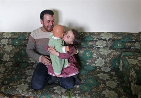 Un Padre Enseña A Su Hija A Reírse De Los Bombardeos En Siria
