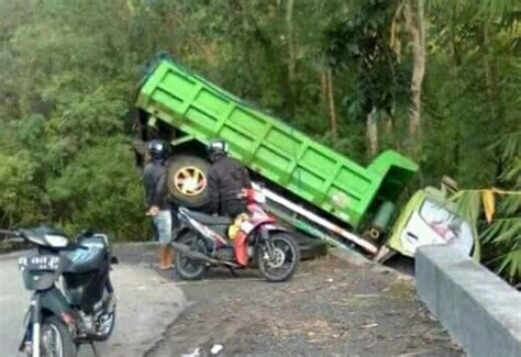 Dump trucks, also known as dumpers, tippers, or tip trucks, are used to carry loose material such as dirt, gravel, or construction debris from one location to another. Diduga Rem Blong, Mobil Dump Truck Terperosok ke Jurang di Jalur Kembur-Lehong | VoxNtt.com