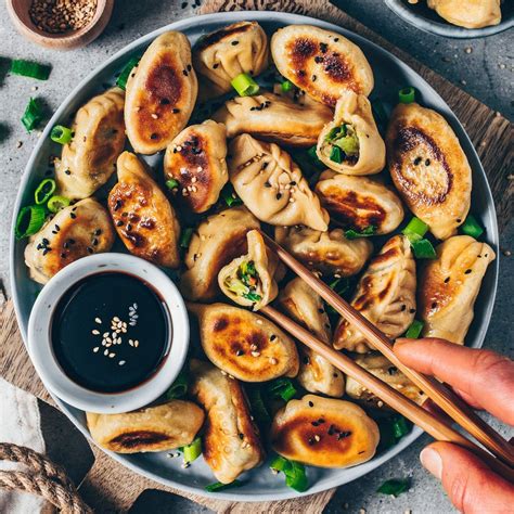 Ich habe auch schon dumplings mit selbstgemachten teig gemacht. Vegane Dumplings (Gyoza mit Gemüsefüllung) | Rezept ...