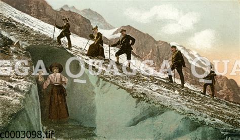 Bergsteiger Und Bergsteigerinnen An Der Gletscherhöhle Quagga