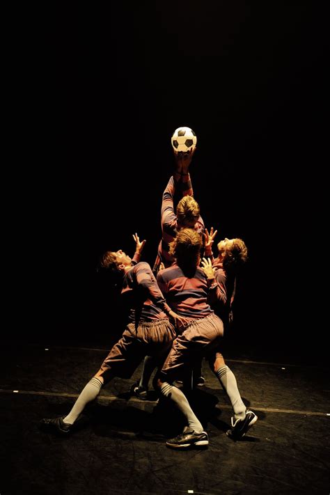 Check je verbruik, bekijk je aanrekeningen, bestel een extra pakket of activeer snel een optie Dansen om een betere voetballer te worden - NRC