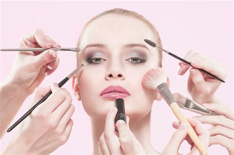 Applying Makeup Dechofilt