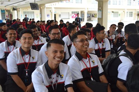 Institusi ini telah dinaiktarafkan sebagai kolej apabila diumumkan oleh yb menteri pendidikan. KOLEJ TINGKATAN ENAM PONTIAN