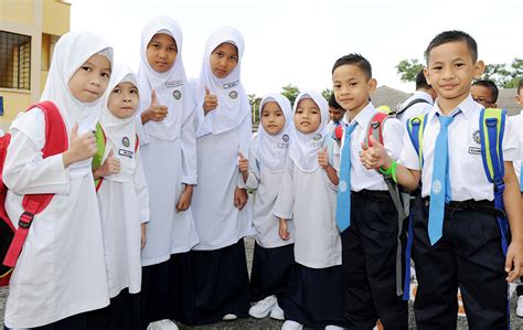 Pihak sekolah telah mengadakan hari kantin untuk mengumpul dana. Kembar ke sekolah | Ragam hari pertama persekolahan | Foto ...