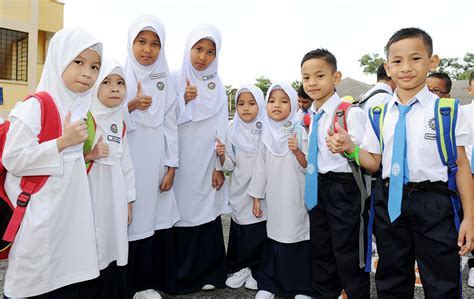 Murid sekolah rendah green road kuching memberi kata semangat kepada rakan mereka yang menduduki upsr hari ini. Kembar ke sekolah | Ragam hari pertama persekolahan | Foto ...