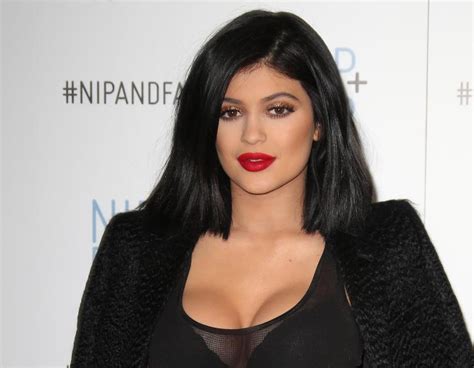 Kylie Jenners Puffy Lip Challenge Backfires The Mercury News