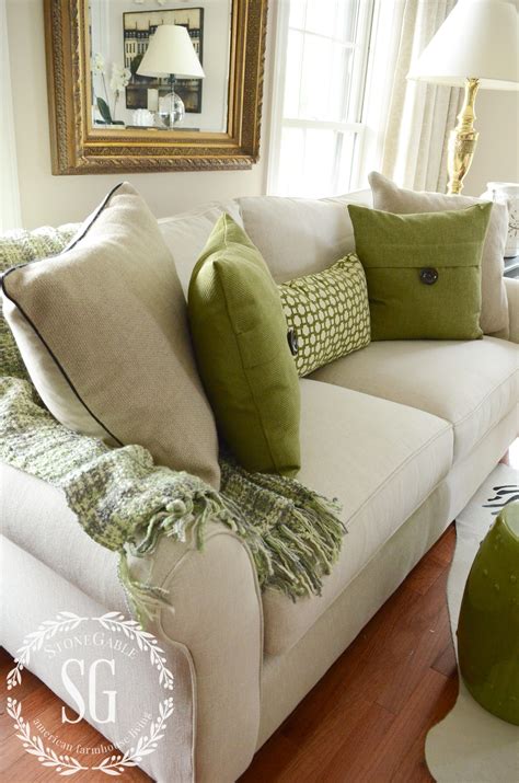 5 No Fail Tips For Arranging Pillows Cushions On Sofa Neutral Sofa