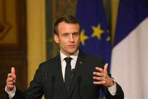法蘭西共和國總統（法語：président de la république française），簡稱法國總統，是法国的國家元首。總统是國家元首和武裝部隊最高司令。現時的法國是第五共和，根據1958年的《法國憲法》，法國總统與總理領導的內閣執掌行政權，由全體法國合資格選民. 封殺華為唆使「黃背心」 法新書揭美外交醜陋本質 - 香港文匯網