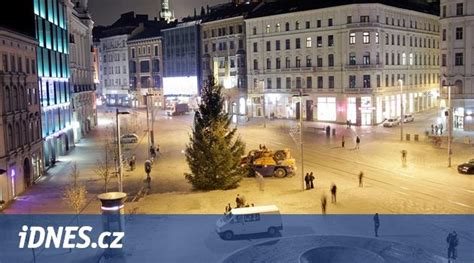 Obrazem Brno Přivítalo Vánoční Strom Přijel Z Bílovic Nad Svitavou