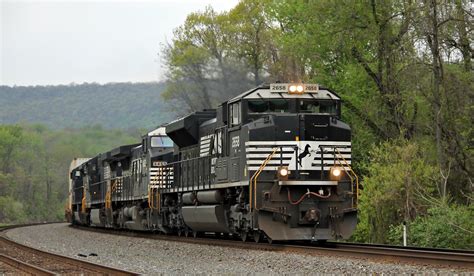 Ns 2658 Emd Sd70m 2 With Ns 8453 C40 8w Ex Crlms 713 And Flickr