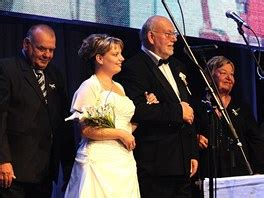 Do hronova přišla s rodiči, když ji byly tři roky. Jan Nedvěd se oženil během koncertu, s manželkou chce dítě ...