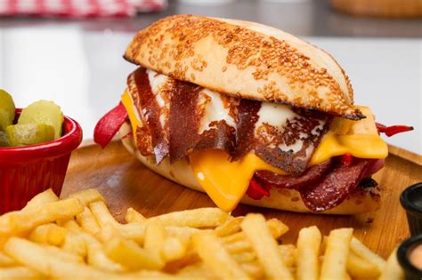 İzmir'e gittiğiniz zaman sokak satıcılarında, tezgahlarda ya da pastahanelerde görmeniz mümkündür. Etli Fajita Dürüm Tarifi, Nasıl Yapılır? - Yemek.com