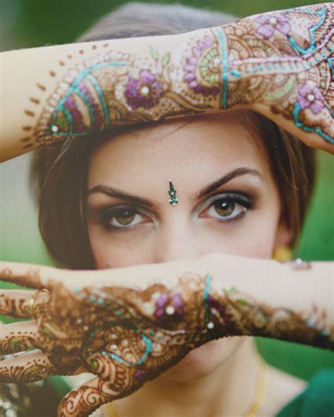 The henna tattoo is an indispensable decoration for hindu brides in the hindu, sikh, and arab cultures, mehndi is traditionally applied before special occasions and holidays, such as weddings and festivals. hindu, bindi, eyes, henna - image #606571 on Favim.com