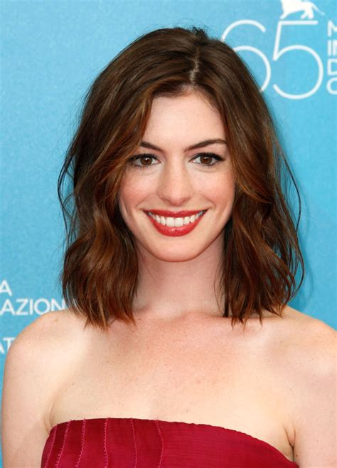 Anne Hathaway Hairstyles Pictures Of Anne Hathaway Blondelacquer