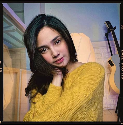 Tak ada caption yang ditulis oleh bintang film dua garis biru itu. Biodata Syifa Hadju, Biografi, Profil Lengkap, Fakta, Agama, Keluarga dan Foto | Wajah gadis ...