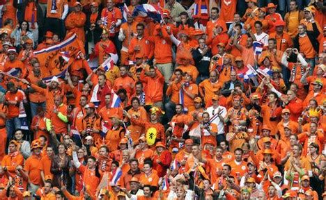 De rode duivels hebben zich makkelijk geplaatst voor het ek. Suzuki helpt gestrande EK-supporters