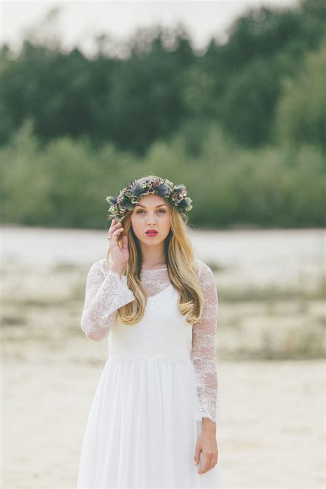 Du suchst ein schlichtes hochzeitskleid, ein boho brautkleid mit spitze oder kurzes kleid fürs standesamt? Brautkleid aus Spitze | Hochzeitskleid, Brautkleid ...