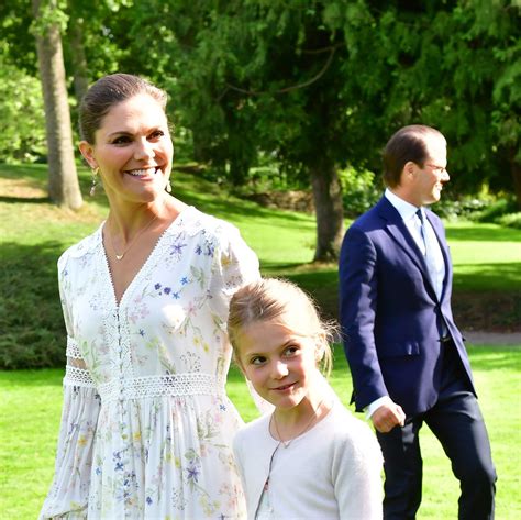 Prinsessan estelle föddes i solna på karolinska universitetssjukhuset och döptes i slottskyrkan på stockholms slott den 22 maj. Prinsessan Estelle charmade alla under Victoriakonserten ...
