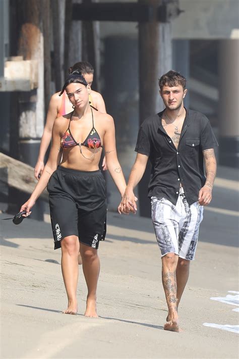 Watch the latest video from dua lipa (@dualipaofficial). DUA LIPA and Anwar Hadid Out at a Beach in Malibu 08/23 ...