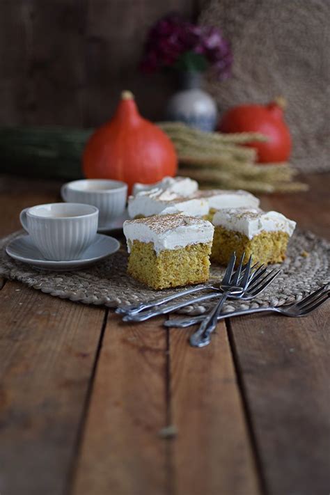 Maybe you would like to learn more about one of these? Kürbiskuchen: Fluffiger Herbstkuchen vom Blech | Rezept ...