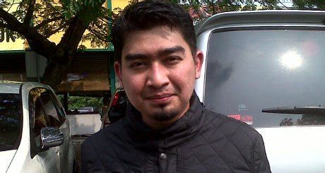Aturan yang sama, namun pada dasarnya tetap melihat aspek poligami sebagai. Poligami Seleb - Ustad Solmed : Izin Poligami ke Istri ...