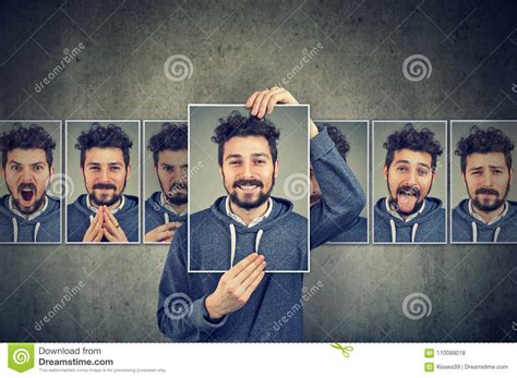 Pozytyw Maskował Mężczyzna Wyraża Różne Emocje W Szkłach Zdjęcie Stock Obraz Złożonej Z śmiech