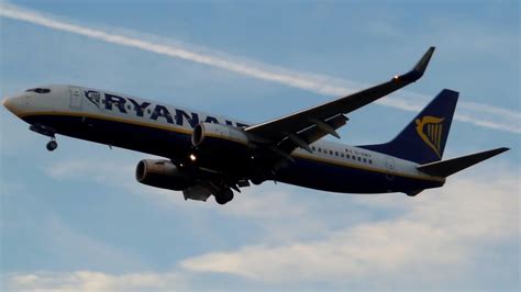 Ryanair Boeing 737 800 Low Overhead Passing Eindhoven Airport Youtube