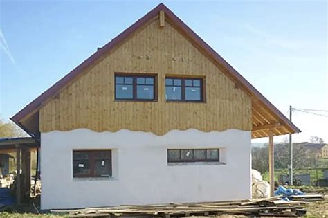 manželé si u brandýsa nad orlicí svépomocí postavili dům ze dřeva slámy a hlíny výsledek je