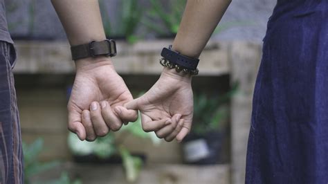 7 Cara Pegangan Tangan Sama Pasangan Ini Menunjukkan Bagaimana Hubungan