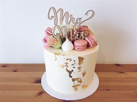 1 Tier White Wedding Buttercream Cake With Gold Leaf Foil Detail