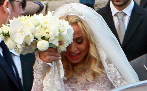 Di ch.i sa quanto è bello un divano e una mano che ti accarezza. Valeria Marini si sposa in abito di Ermanno Scervino e gli ...