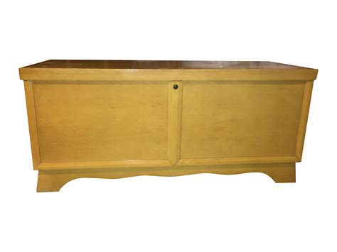 It was then that lane furniture company made and marketed the hope chest as a tangible keepsake and status symbol that families could buy for young girls. Mid-Century Modern Lane Cedar Chest | Chairish