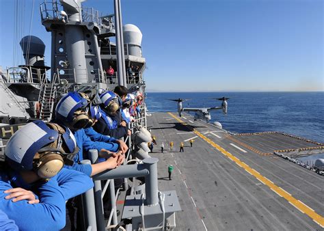 Sailors Watch Flight Ops Aboard Uss Makin Island Pacific Flickr