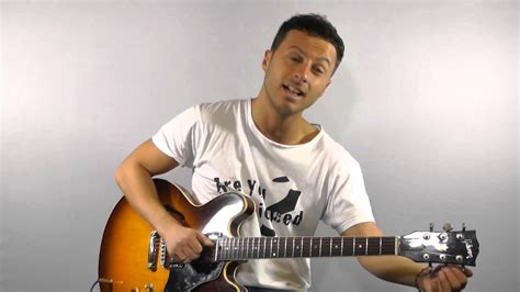 Accordare la chitarra significa intervenire sulla tensione delle sue corde, questo si può fare girando le chiavi di riferimento che permettono di abbassare o alzare la nota. Accordare la chitarra, due metodi semplici e pratici ...