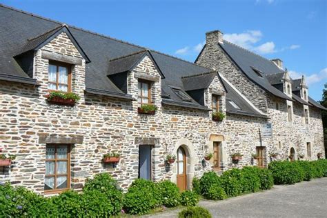 Maison bretonne le charme de l habitation typique pour bretagne. Maison typique bretonne | Maison bretagne, Maison de conte ...