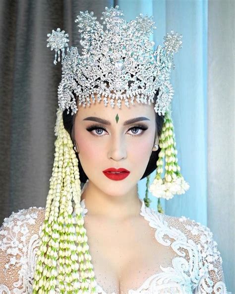 Bagi pemohon yang menikah dengan wn malaysia, anda perlu menyertakan fotokopi buku nikah & sijil kawin, id pengenal dari pasangan. 5 Inspirasi Makeup Pernikahan dengan Lipstick Merah