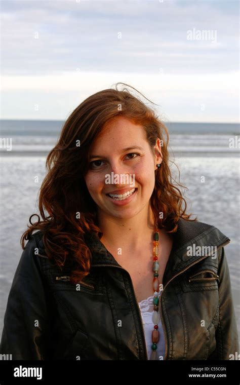 18 Jahre Alte Teenager Mädchen Porträt Gesicht Kopf Stockfotografie Alamy