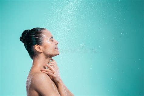 vrouw die van water in de douche genieten onder een straal stock foto image of meisje
